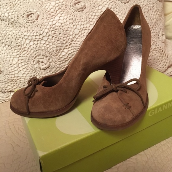 Tan suede pumps. - Picture 4 of 7